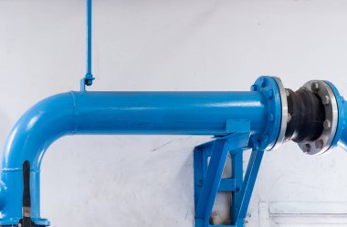 Su su filtresi tesisi kentsel alanda göndermek için büyük metal boru.