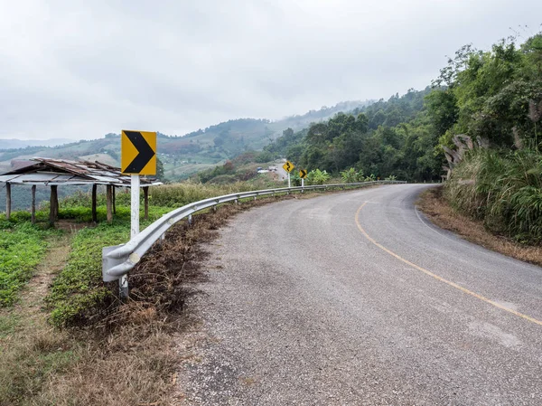 ถนนยางมะตอยโค งไปตามฟาร องถ นบนภ เขาส งในตอนเช วยหมอกแสง ทางเหน อของประเทศไทย — ภาพถ่ายสต็อก