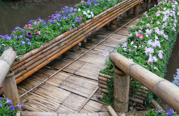 Old Bamboo Bridge Flower Row Small Lake Botanical Garden — Stock Photo, Image