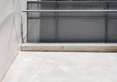 Kentsel alanda binanın üstüne beton terasın modern metal çit.