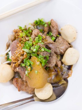 Siyah soya sosu ve Komposto domuz eti ve köfte, geleneksel Tay tarzı ile kurutulmuş şehriye.