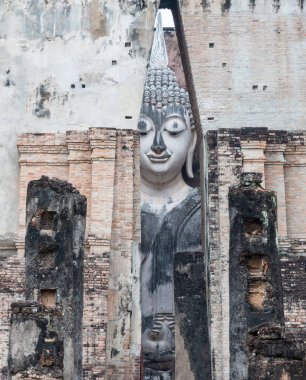 Tarihi park, Tayland Kuzey bulunan eski kilisede büyük antik Buda heykelinin yüz gülümse.