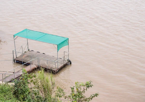 Pequeno Pontão Está Flutuando Grande Rio Para População Local Norte — Fotografia de Stock