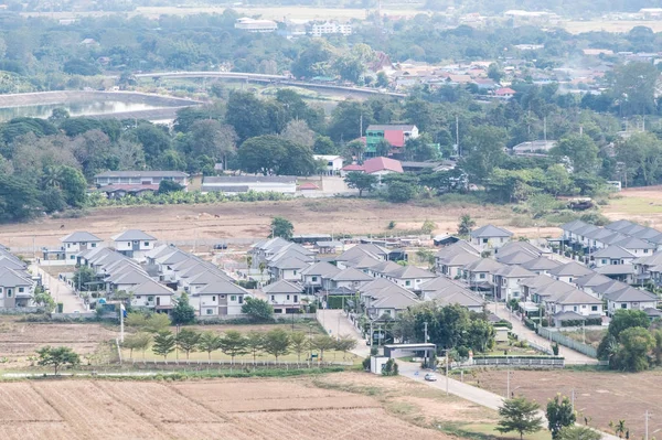 Kentsel köy modern evde havadan görünümü.