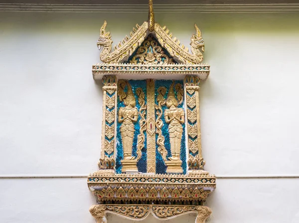 Goldener Engel Stuck im traditionellen Thai-Stil. — Stockfoto