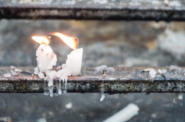 Beyaz kısa mum yanıyor.