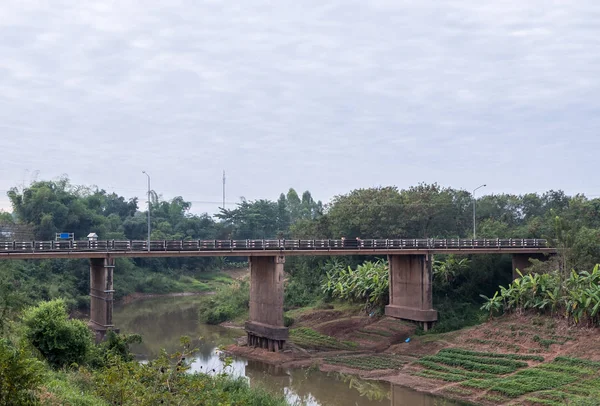 Lange betonnen brug. — Stockfoto