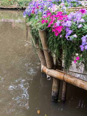 Çiçek satırı ile bambu Teras.