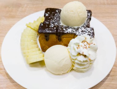 Bal Tost ve vanilya dondurma.