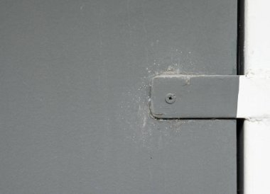 Pencere çerçevesinin metal kısmı.