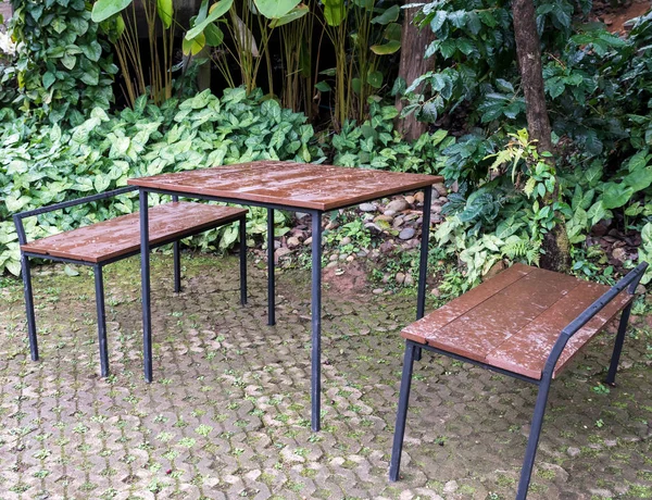 Bahçede metal çerçeve masa ve sandalye seti. — Stok fotoğraf