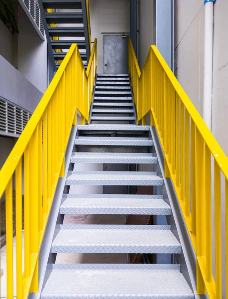 Escada de incêndio de metal com a escada amarela . — Fotografia de Stock