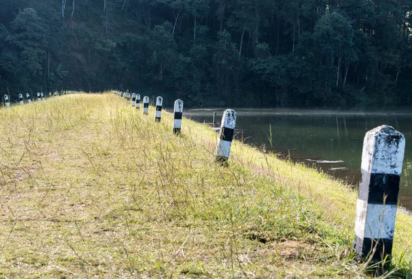 Caminho natural no pequeno reservatório . — Fotografia de Stock