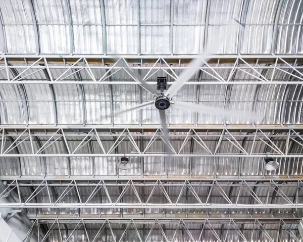 Gran ventilador de techo en el marco de metal . —  Fotos de Stock