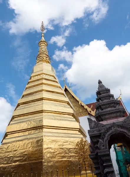 La pagoda d'oro nello stile tradizionale tailandese del nord . — Foto Stock