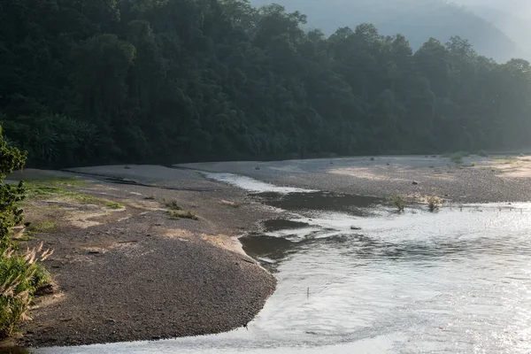 Praia de pedra na margem do rio . — Fotografia de Stock