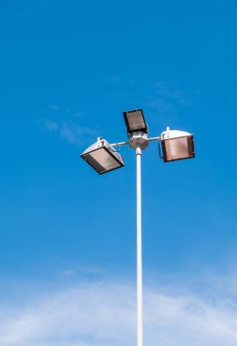 Berrak mavi gökyüzünün altında led lamba direği.