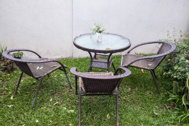 Rattan koltuk ve masa seti.