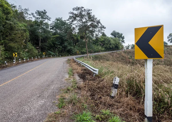 Signe de direction de la route asphaltée courbe . — Photo