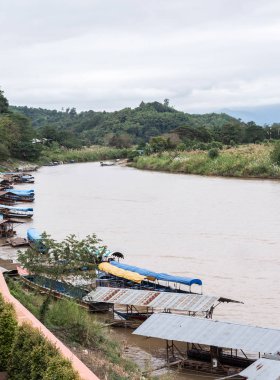 Uzun kuyruk teknesi pontoon yakınında yüzüyor.