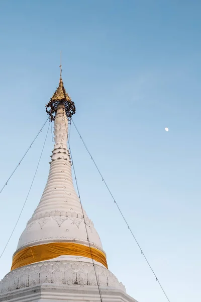 Bílá Pagoda se zlatým deštníkem na vrcholu. — Stock fotografie