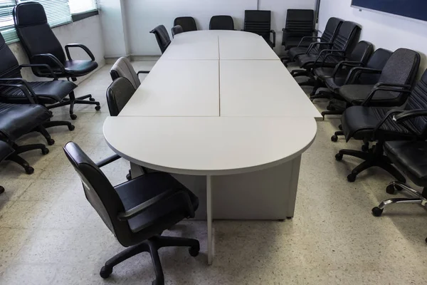 Пустой конференц-зал со столом и стулом . — стоковое фото