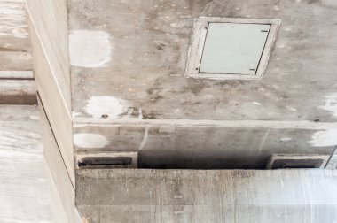 Ekspres yol köprüsü altında küçük sevice kapı.