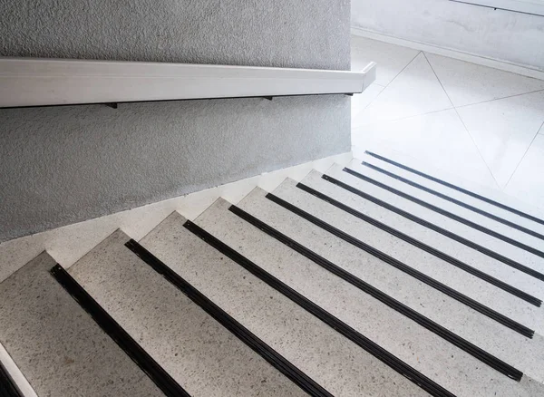 Treppe aus weißem Marmor mit Metallgeländer. — Stockfoto