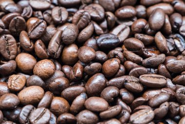 Arabika kahvesinin seçici odak noktası kızarmış fasulyeler..