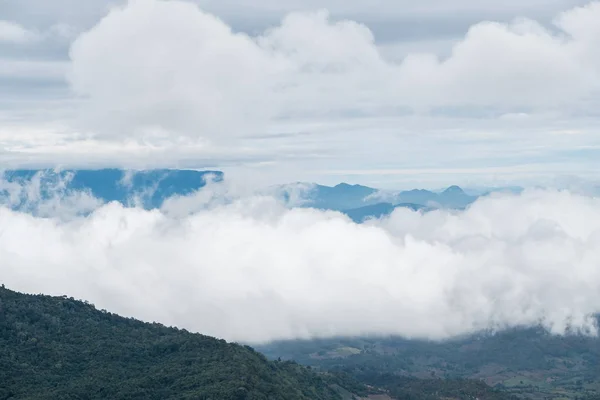 La haute montagne est recouverte par le nuageux . — Photo