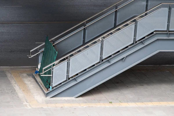 La escalera moderna que aún no está abierta al servicio . — Foto de Stock