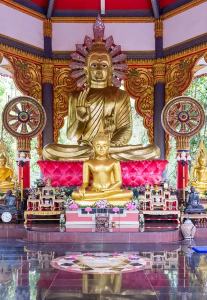 Grande statua di Buddha dorato con la piccola statua di Buddha sono tutti — Foto Stock