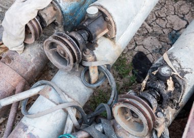 Geleneksel Tayland usulü eski su pompası borusu..