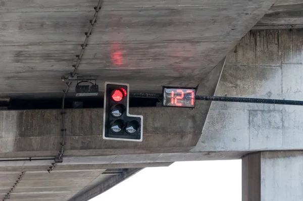 Lumière rouge du poteau de signal avec le numéro de compte à rebours numérique — Photo