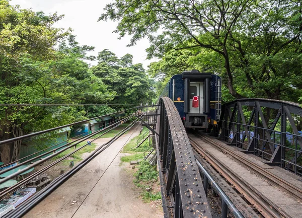 Zicht op het einde van de toeristische trein. — Stockfoto