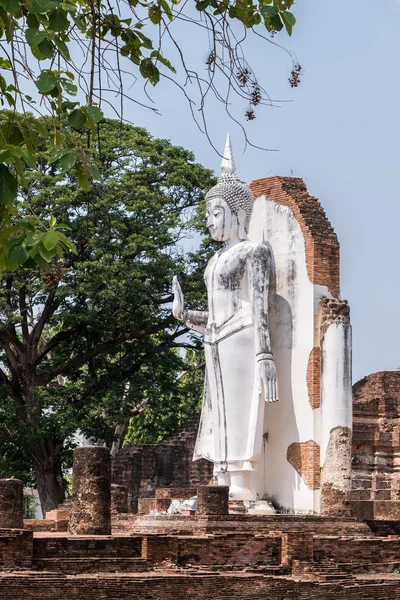 Ancienne statue de Bouddha blanc est debout dans l'ancienne église . — Photo