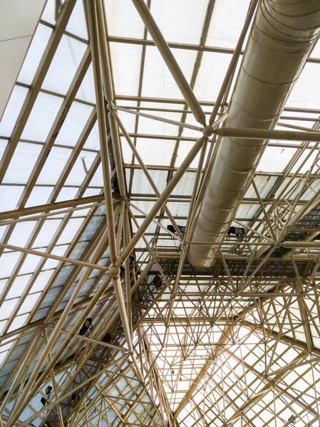 Struttura complessa capriata del soffitto sulla parte superiore del ma shopping — Foto Stock