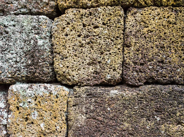 Fechar a parede de tijolo laterite . — Fotografia de Stock