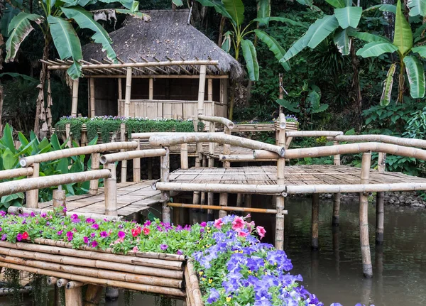 Puente de bambú con la fila de flores . — Foto de Stock