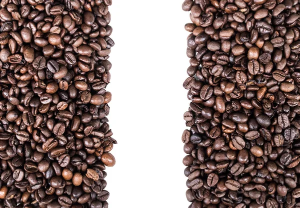 Marco de granos de café del tostado oscuro en el fondo blanco — Foto de Stock