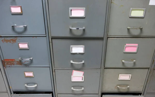 会社の従業員のプライベート文書を自宅のオフィスに保存するためのラベルフレームと古いファイリングキャビネット — ストック写真