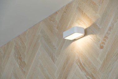 Modern elektrik lambası kahve kafesinde dekore edilmesi için desen duvarında yanar.. 