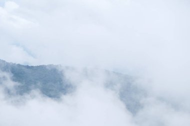 Tropikal ormanlı yüksek dağ sırası sabahın erken saatlerinde ulusal parkta kabarık bulutlarla kaplıdır..