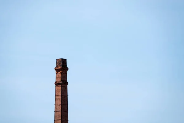 Roter Ziegelstapel Des Alten Kamins Auf Der Großen Verlassenen Mühle — Stockfoto