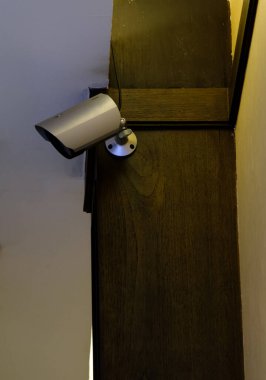 Restorandaki güvenlik için küçük modern CCTV 'ler ahşap sütunlara monte edilir..
