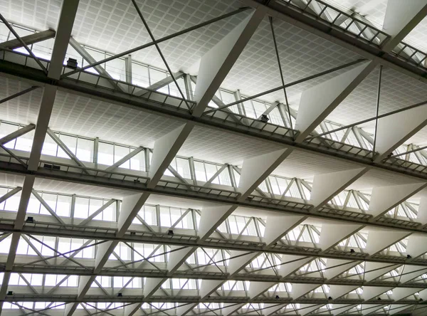 Moderne Decke Mit Vielen Fenstern Für Das Energiespargebäude Bürogebäude — Stockfoto