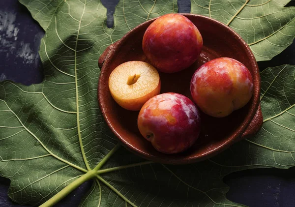 Trozos Ciruelas Mesa Oscura Con Hoja Verde — Foto de Stock