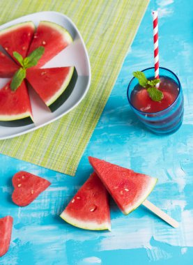 Karpuz dilimleri ve mavi ahşap arka plan kalbimizde