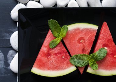 Siyah tabak taze karpuz parçaları