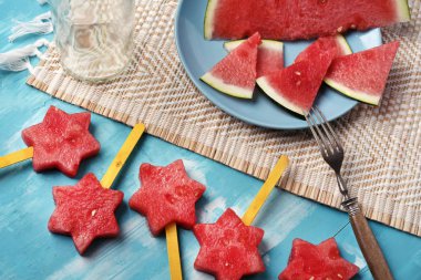 Karpuz dilimleri ve ahşap arka plan kalbimizde